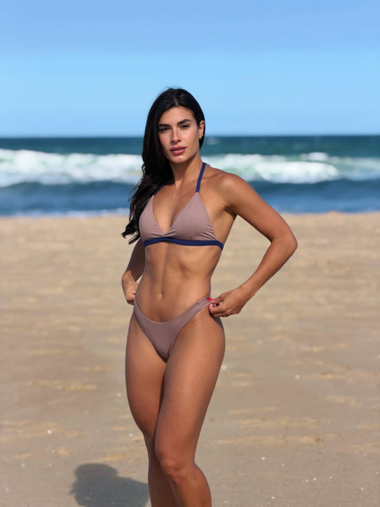 Biquíni Asa Delta c/ Top Amarrar no Pescoço Bege c/ Azul Marinho